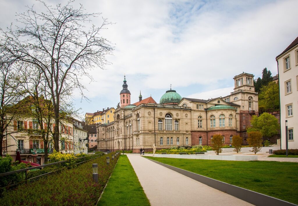 Baden-Baden: Luxo, Águas Termais e o Glamour na Floresta Negra com Guia Brasileiro - Imagem de Th G por Pixabay