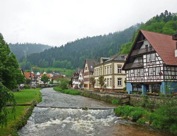 Schiltach com Guia Brasileiro: O Tesouro Escondido na Floresta Negra - SchiDD, CC BY-SA 4.0 no WikiMedia Commons