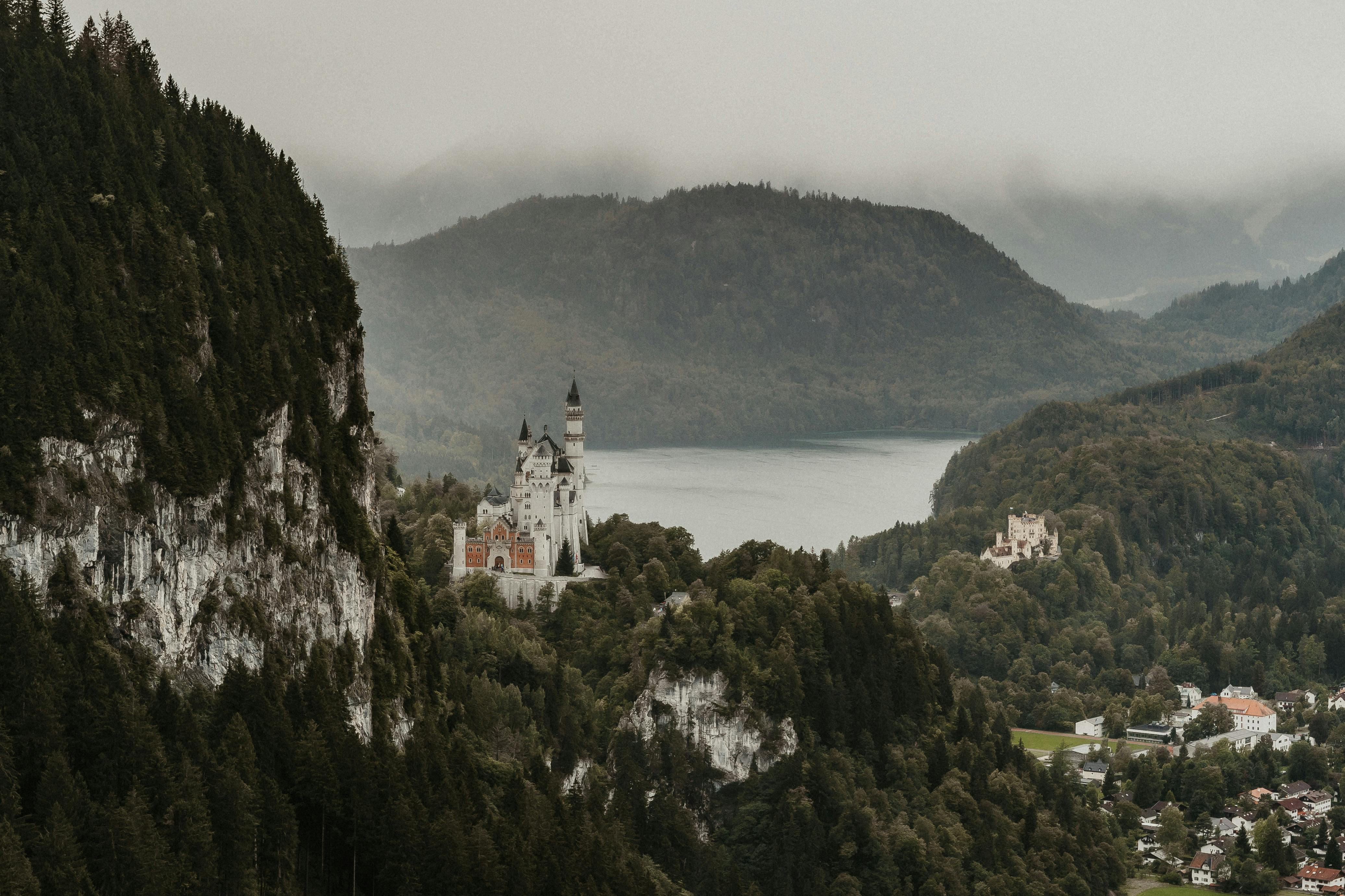 castelos Neuschwanstein e Hohenschwangau - Schwangau: O Sonho Realizado em Contos de Fada nos Alpes da Rota Romântica - Foto de Masood Aslami  no Pexels