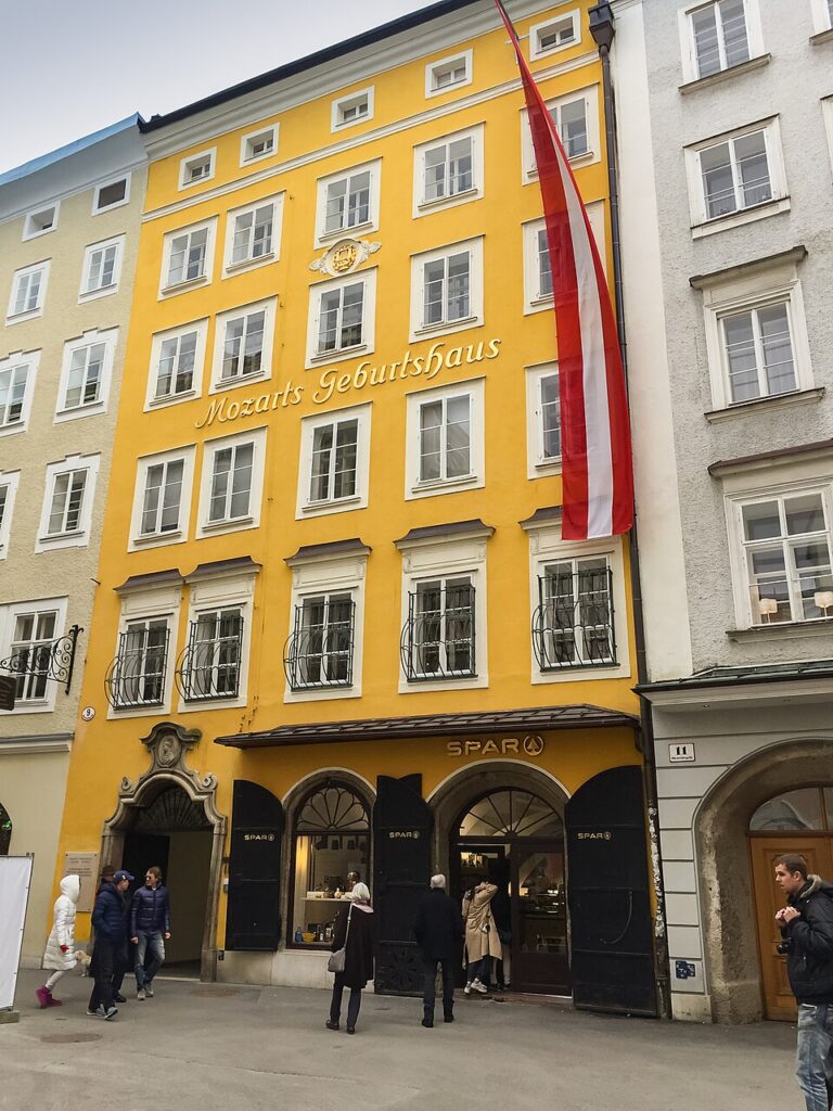 Casa de Mozart em Salzburg - Dronepicr, CC BY 3.0 